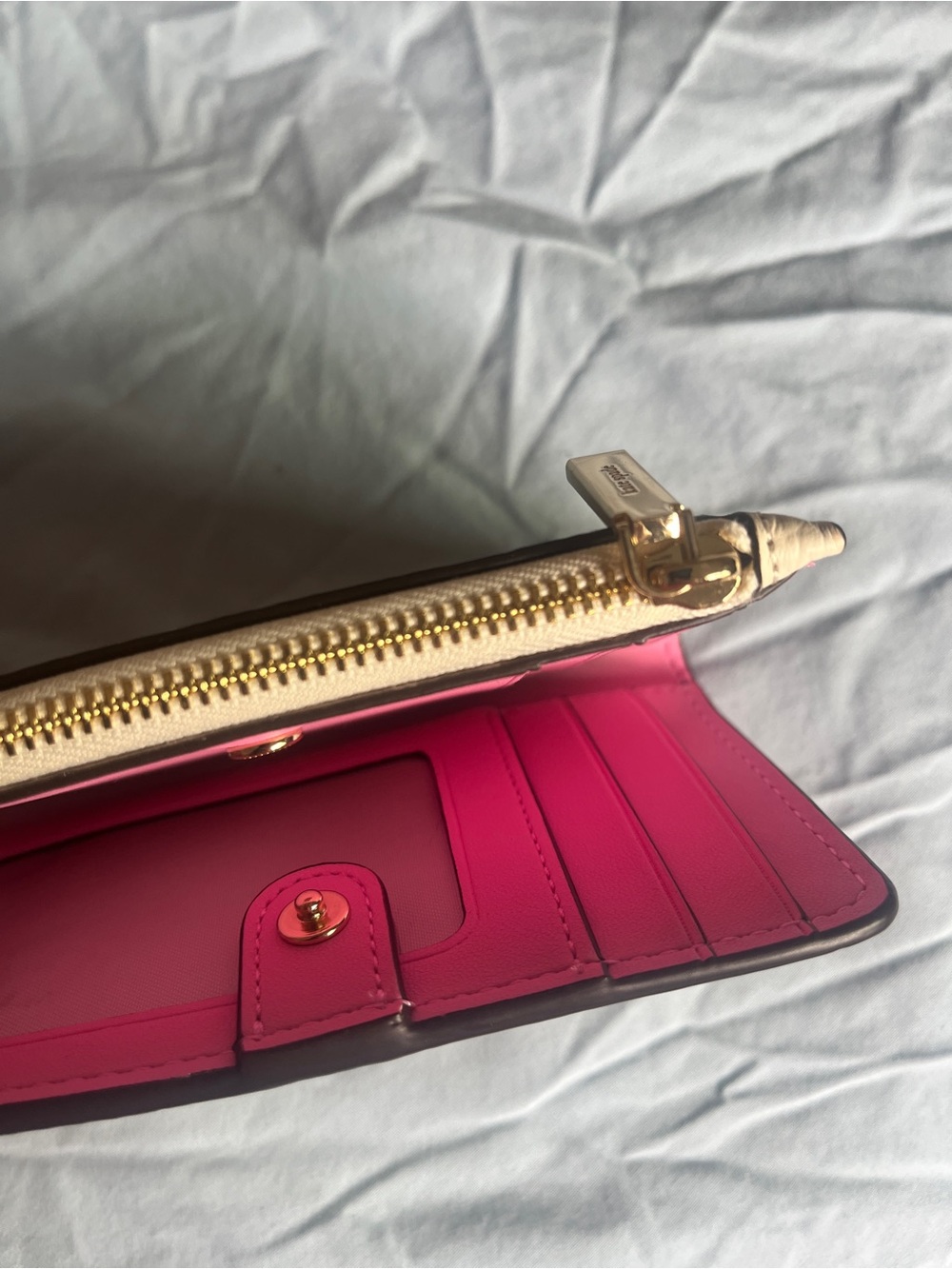Kate Spade Cream White/Pink Pebbled Leather Bifold Wallet with Gold Logo - Picture 4 of 4